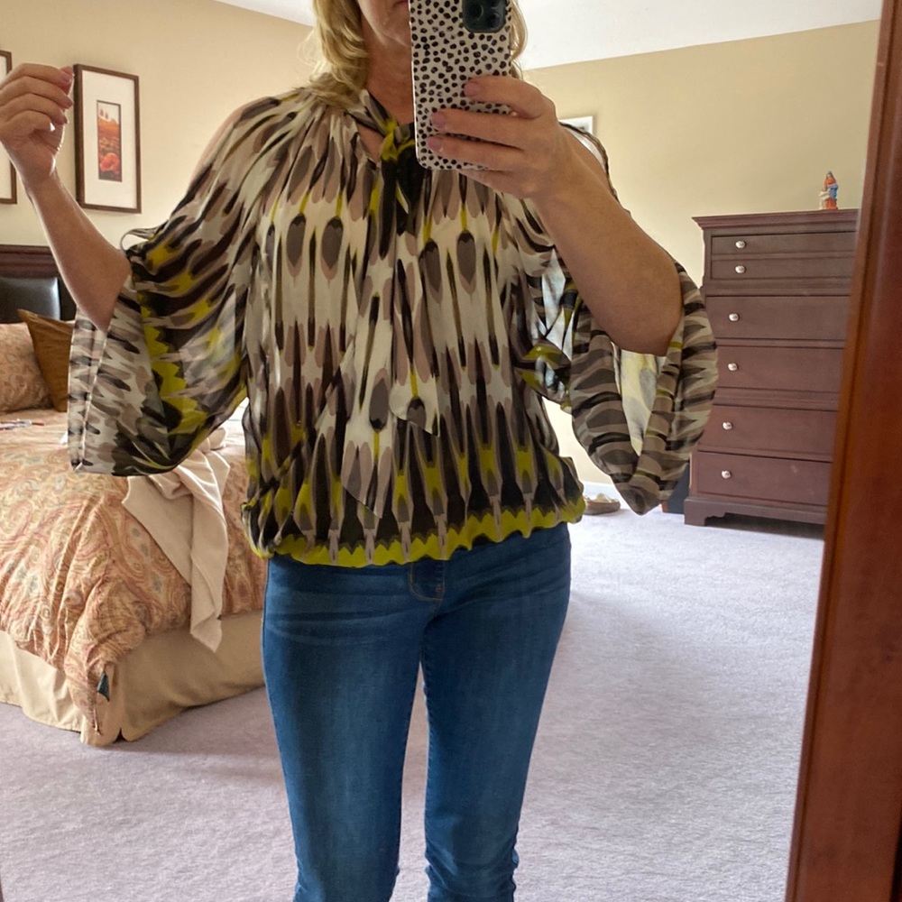 Wrap blouse with open shoulders